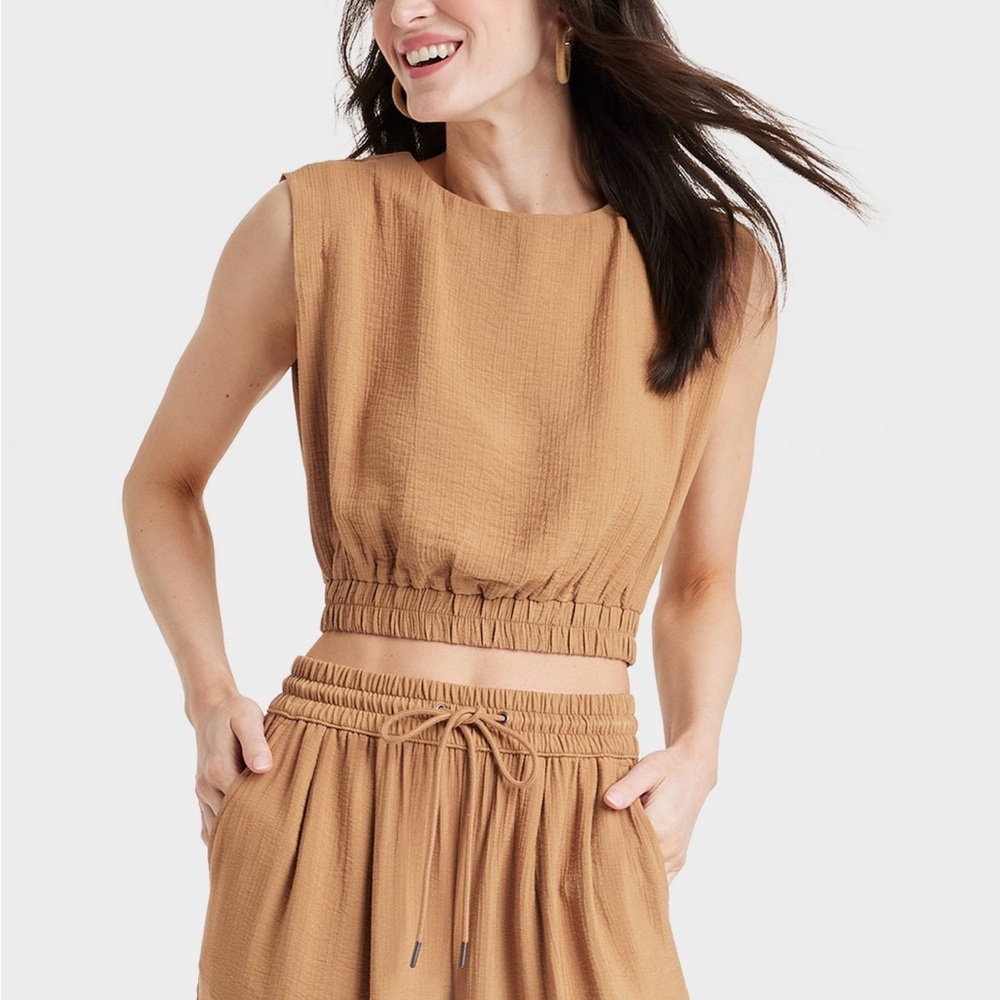 NWT! Target Cropped Elastic band crop blouse.